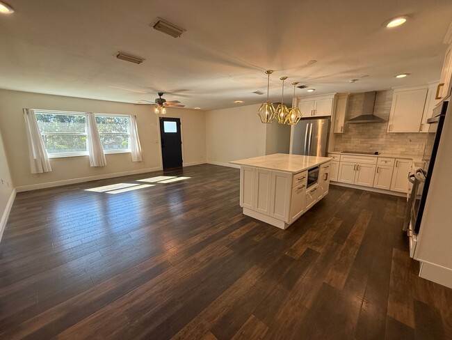 Building Photo - 3/2 Remodeled Ocoee Home