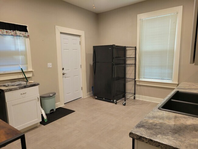 Foto del edificio - 705 Bakewell Street, Unit 1