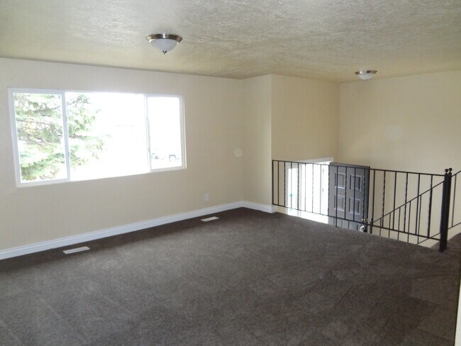 Building Photo - Beautiful Home with Nice Fenced Yard - 1 C...
