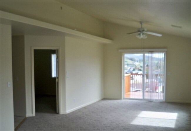Building Photo - ~Great Home in Green with Beautiful Views~