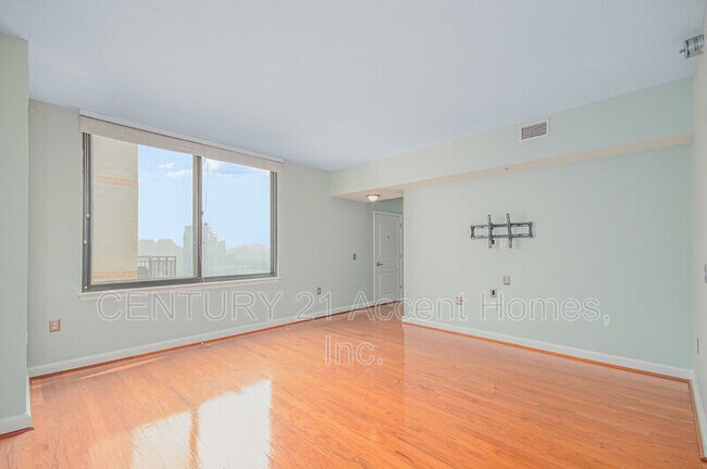 Building Photo - 2451 Midtown Ave