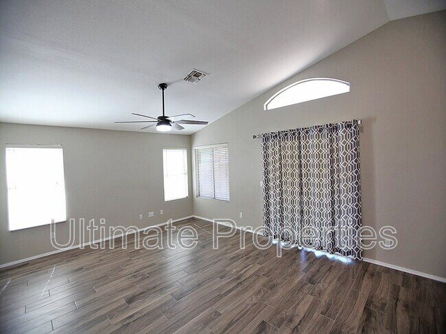 Foto del edificio - 7455 W Crest Ln
