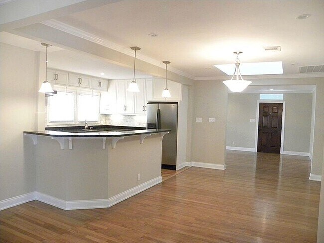 Building Photo - 2106 Robinhood Trail