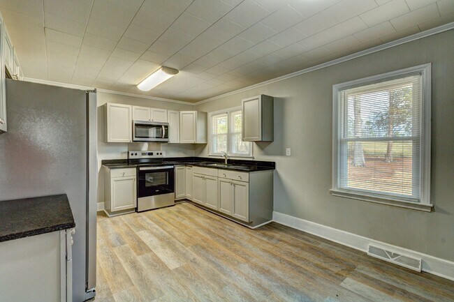 Foto del edificio - 136 Pony Barn Rd