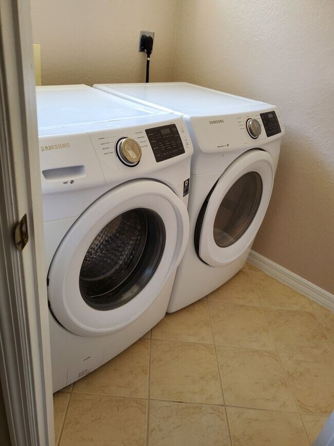 Foto del edificio - Coming mid August  4 Bedroom Forum Townhome