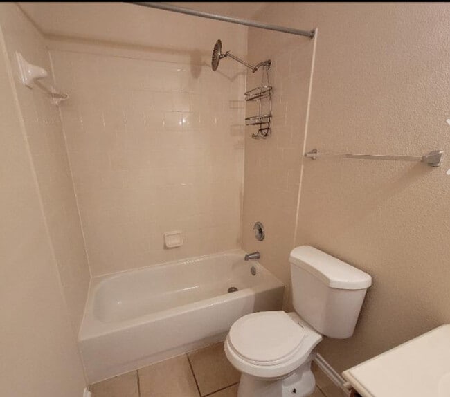 Building Photo - Modern 3-Bedroom Home with Great Amenities...