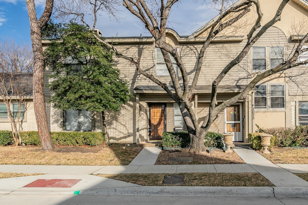 Primary Photo - 2071 Clubview Dr