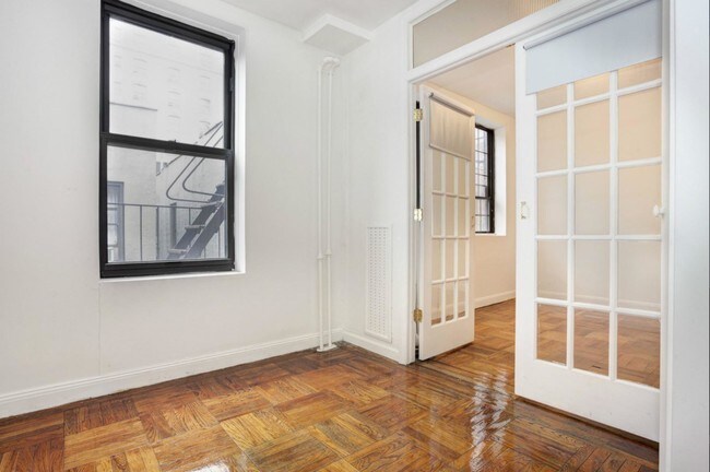 Building Photo - 208 W 88th St