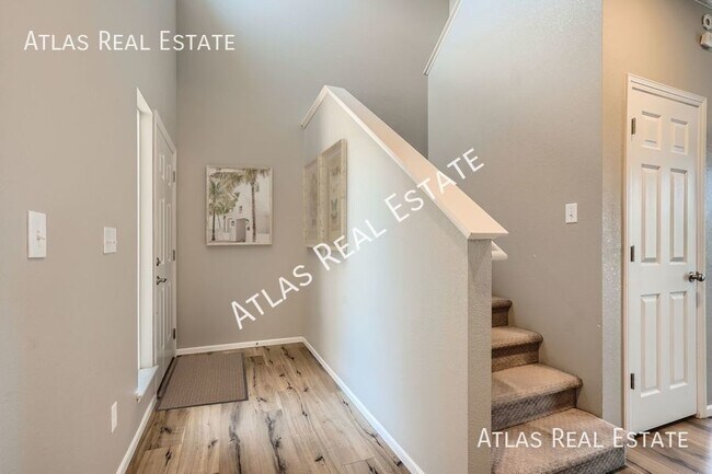 Building Photo - Amazing 3 bed/3 bath Townhome with Private...