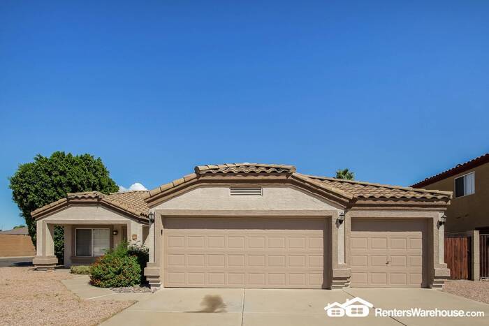 Foto principal - Stunning 4 bedroom with 3 car garage!
