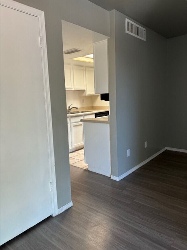 Photo - 1 BEDROOM 1 BATH WITH 1 CAR GARAGE ATTACHED IN NICE COMMUNITY GLENDALE Apartment