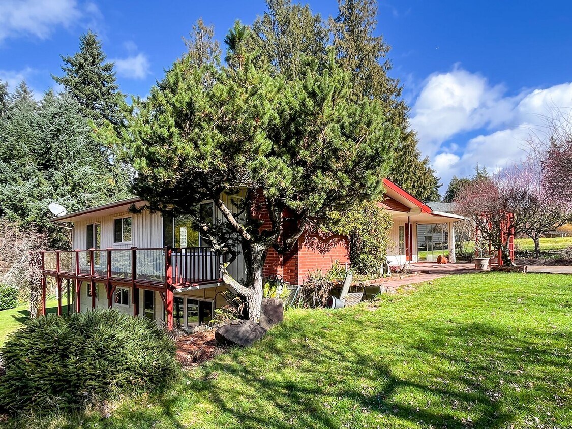 Foto principal - Charming 4 bed, 1.75 bath Mid-Century Home...