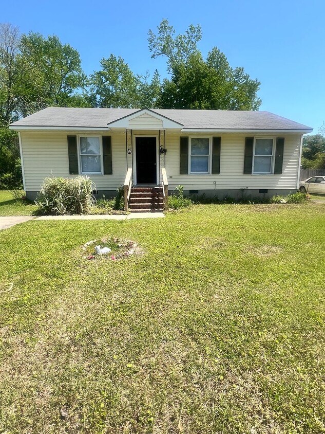 Foto principal - Three Bedroom Two Bath Home