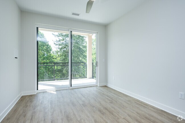 Unidad final de 1 dormitorio - Sala de estar - Reed Creek Greenway Apartments