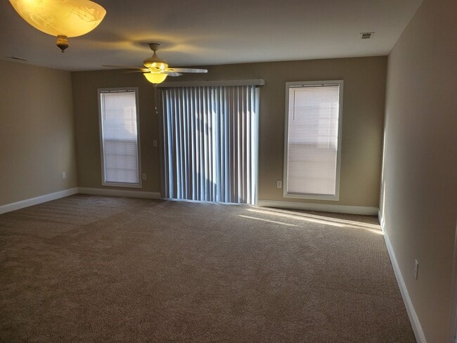 Building Photo - re2102m