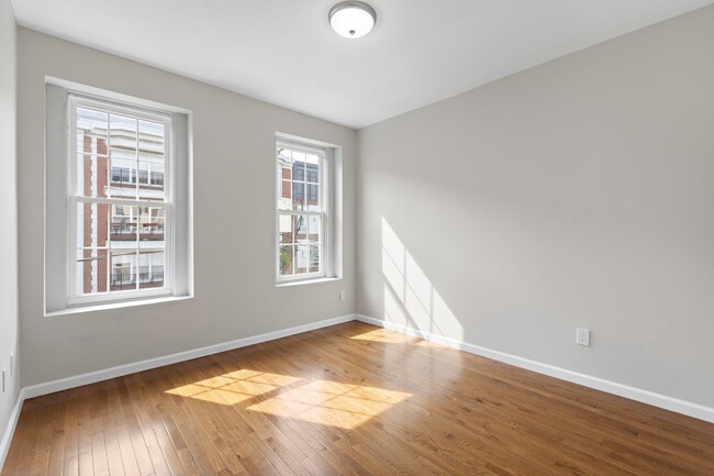 Building Photo - 513 Monroe St