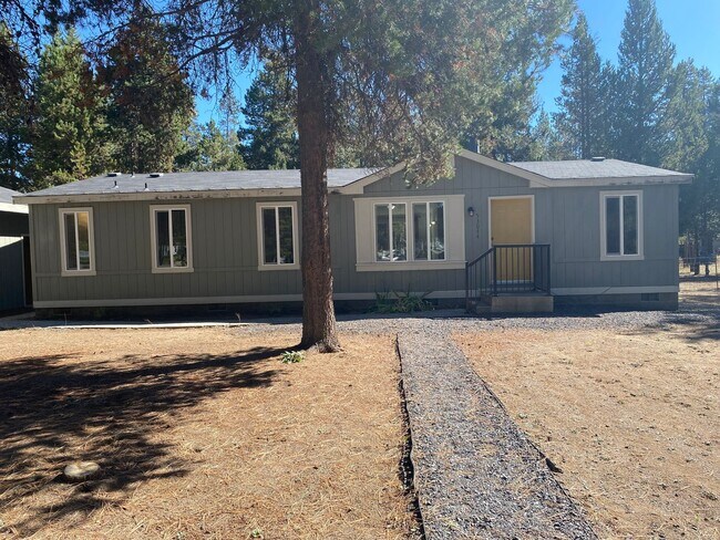 Building Photo - ? Cozy Charm on Almost an Acre in La Pine ?