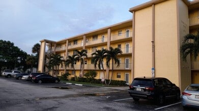 Building Photo - 9949 Sandalfoot Blvd