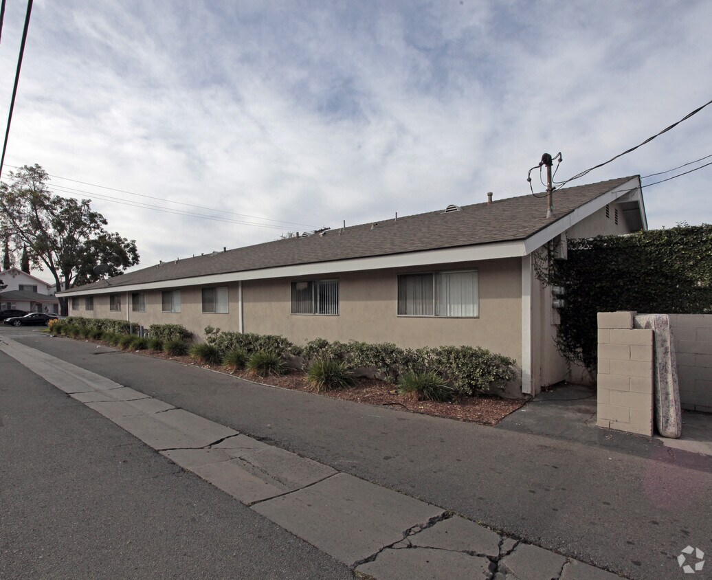 Building Photo - 8205 Larson Ave