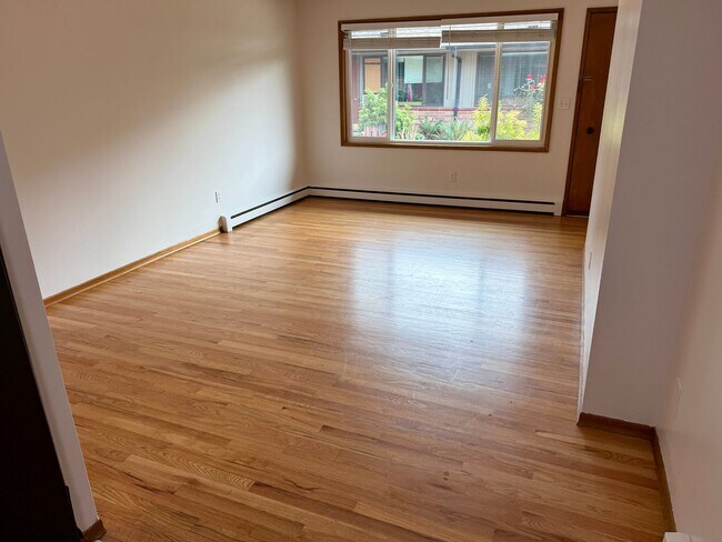 Building Photo - Cool Reed College One Bedroom