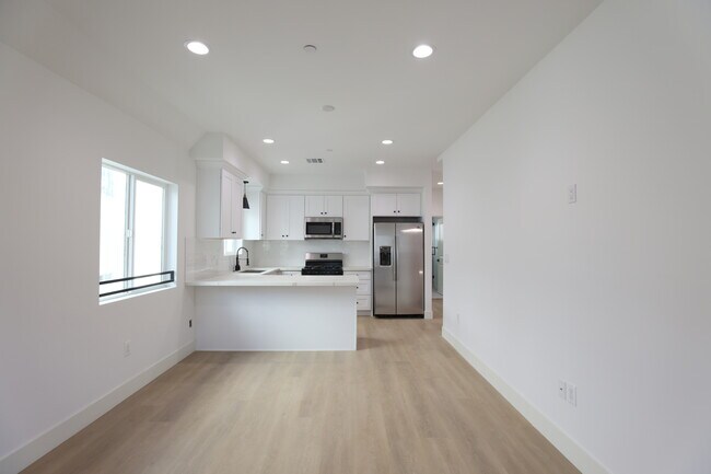 Foto del edificio - 1418 N Kingsley Dr