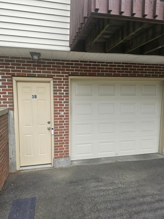 Building Photo - 817 Woodtick Rd