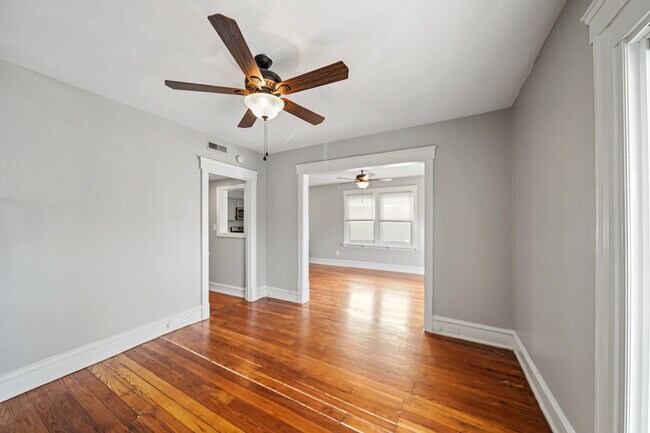 Foto del edificio - 104 Forrest Ave