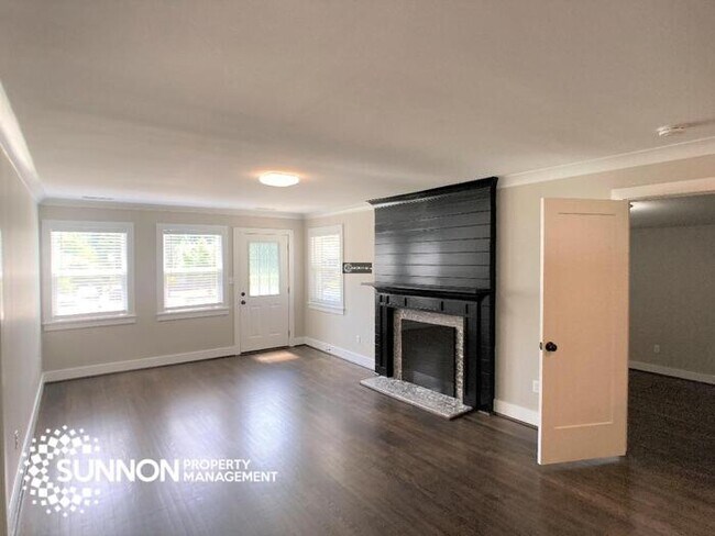 Foto del edificio - Stunning completely remodeled 3 Bed 2 Bath
