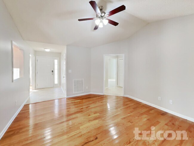 Foto del edificio - 121 Quiet Refuge Ln