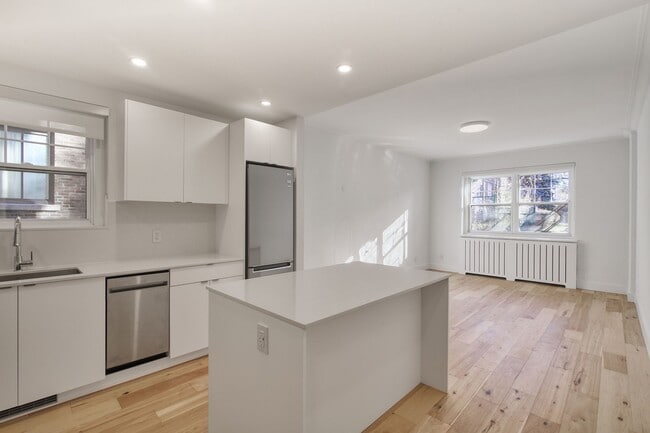 Building Photo - 4930 Queen-Mary