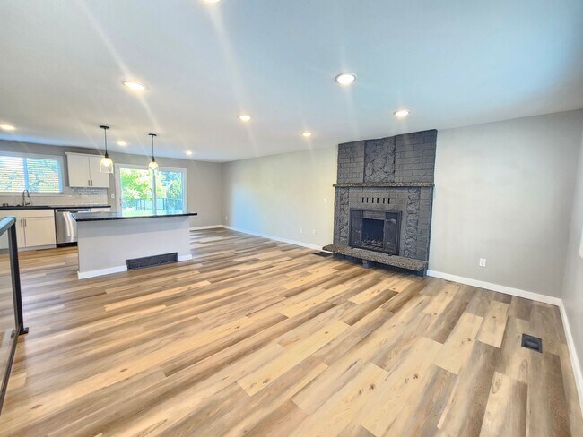 Building Photo - 1721 E 58th Ave
