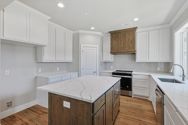 Building Photo - 512 Woodside Trl