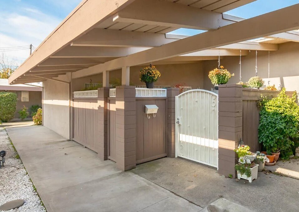 Foto principal - 805 Tully Rd