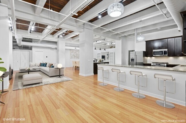 Foto del edificio - 312 N May St