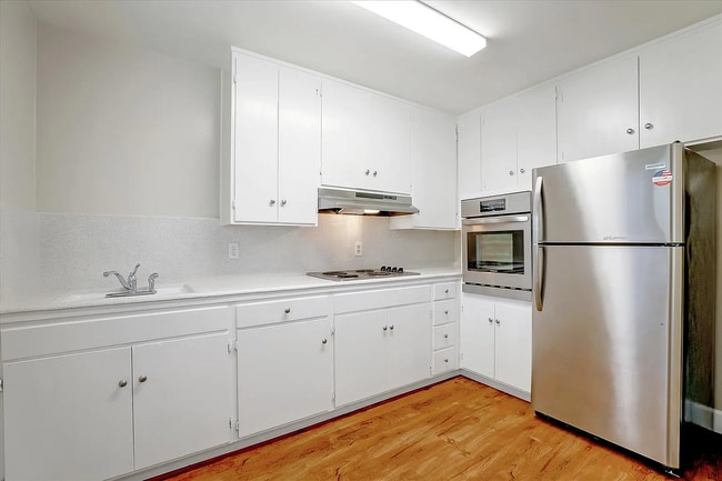 Building Photo - 833 Maryann Dr
