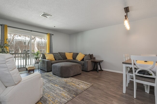 Building Photo - 109 Hunters Run Pl