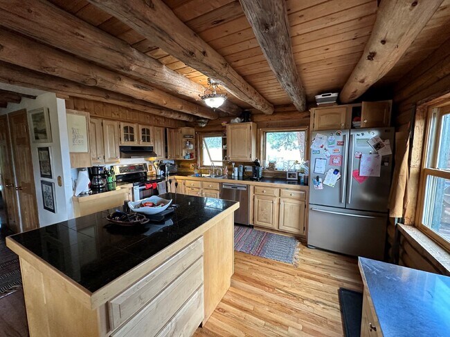 Building Photo - "Charming 3-Bed, 3-Bath on Bear Mountain"