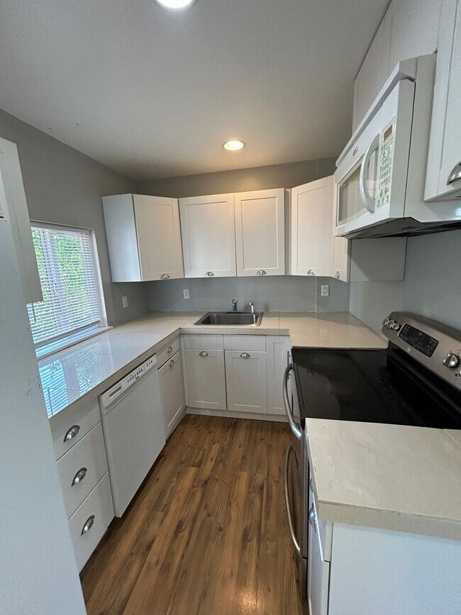 Foto del edificio - 3 Bed 1 Bath SFR Pet Friendly Home Downtow...
