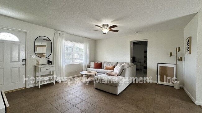 Foto del edificio - 3721 Holiday Rd