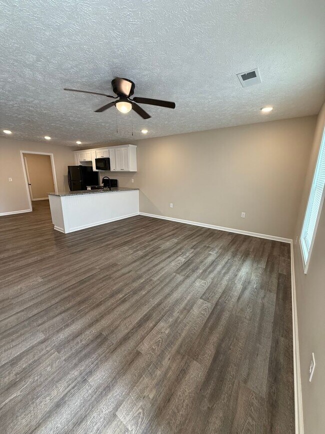 Foto del edificio - Nestled Tri-Plex in the Heart of Greenfield, TN