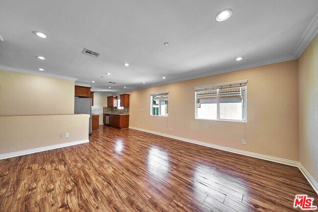 Building Photo - 1142 S Mariposa Ave