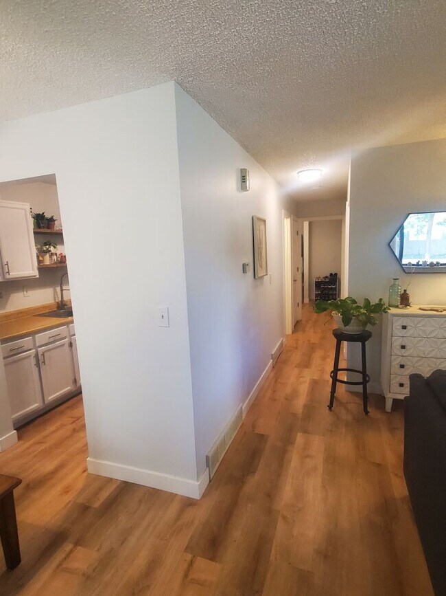 Foto del edificio - Updated and Spacious 1 Bedroom with Attached Garage!