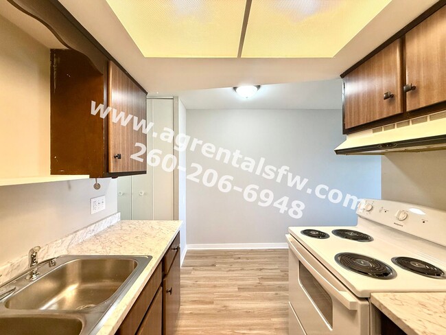 Building Photo - 901-931 West Brookwood Court