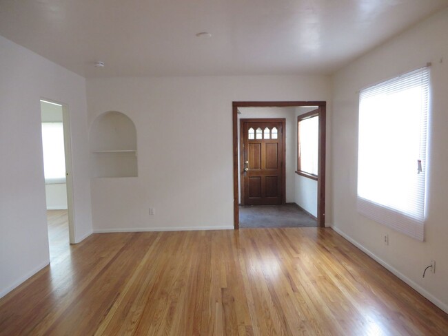 Building Photo - 4 Br, 2 Ba  Great Nob Hill Location, Two l...