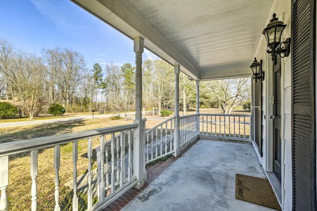 Building Photo - 144 Parkwood Cir
