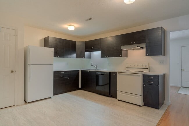 Building Photo - 4 bedroom / 2 1/2 Bath. Undergrad Welcome. Off Street Parking, Bus Route