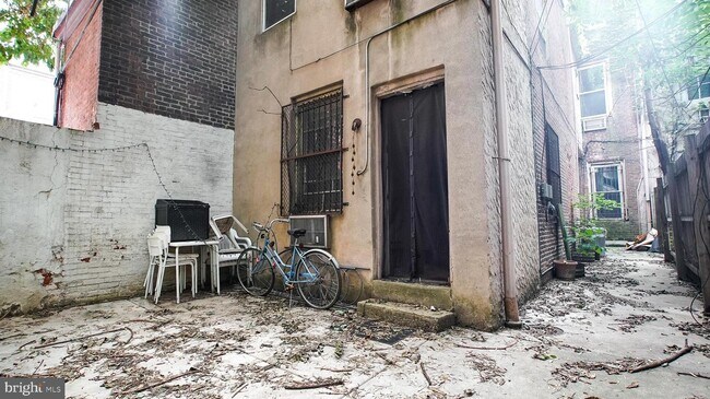 Building Photo - 1221 Spruce St