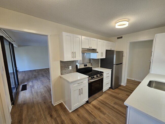 Completely updated kitchen with quartz countertops and stainless steel appliances - 93 Heritage Vlg