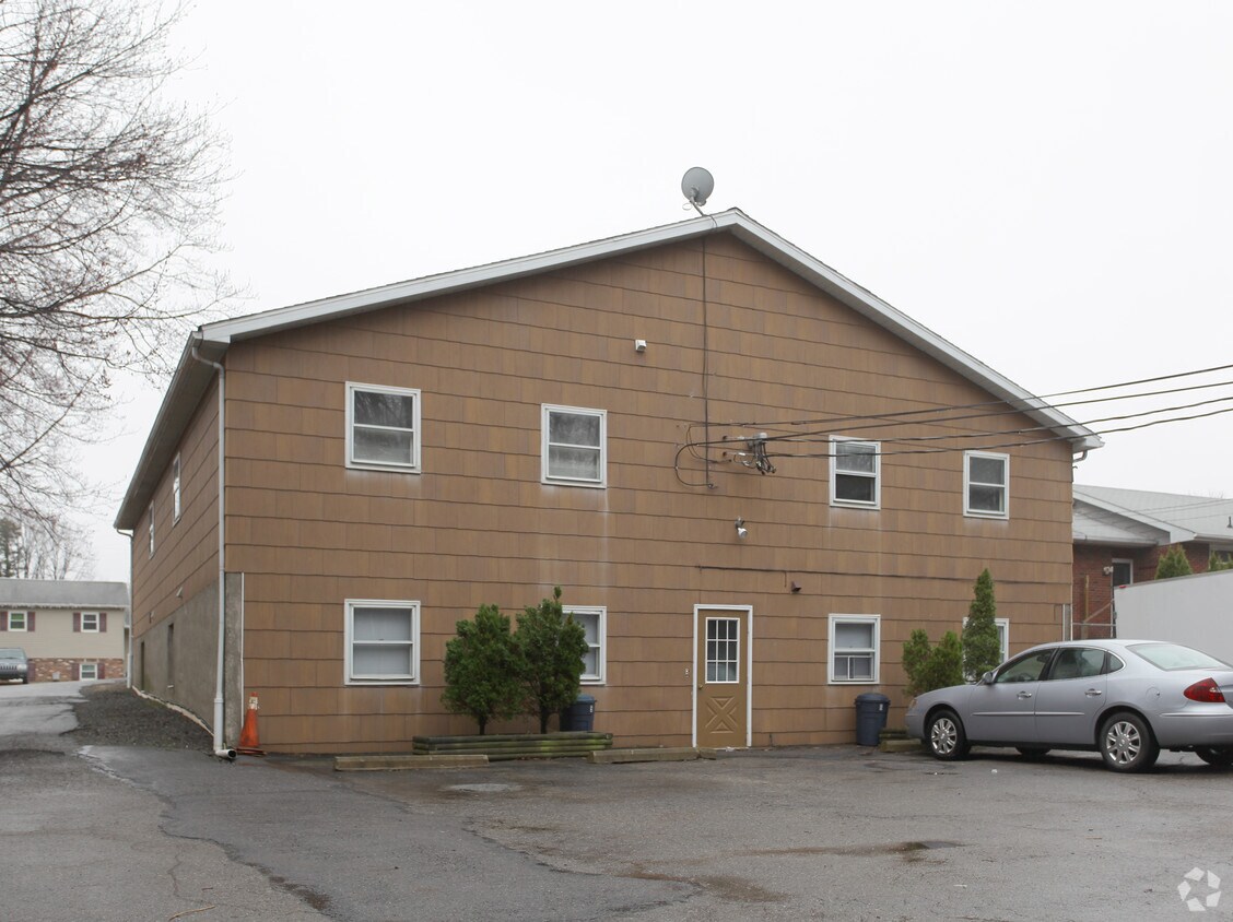 Foto del edificio - 16 Deer Run Rd
