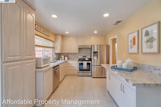 Building Photo - 4 br, 2 bath House - 3157 San Andreas Drive